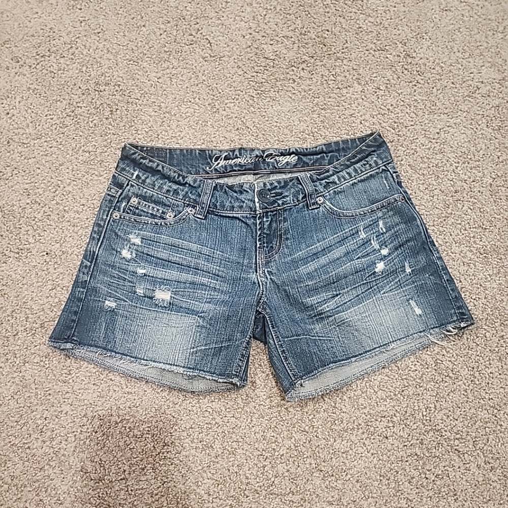 AE Women's 4 cut off, distressed denim shorts
